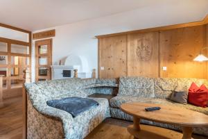 a living room with a couch and a table at Apartment Funtnatsch in Laion