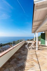 a balcony with a view of the ocean at L' Elicriso in Marciana