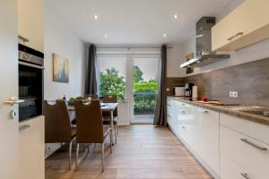 a kitchen with a table and a dining room at Ferienwohnung Offenbütteler Moor in Osterrade
