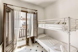 two bunk beds in a room with a window at Casa de Riells in L'Escala