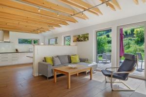 ein Wohnzimmer mit Sofa und Tisch in der Unterkunft Müllerjörgenhof in Gutach