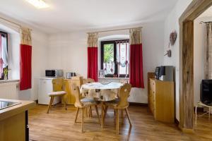 a kitchen and dining room with a table and chairs at Buchhaus Vier - Mittelgeschoss in Kirchenlamitz