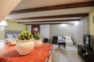 a living room with two vases on a table at Pinnetta Sarda in Codrongianos
