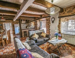 a living room with a couch and a table at Jumaca in Valdespino de Somoza