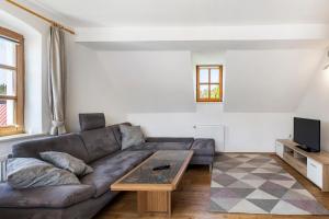 a living room with a couch and a coffee table at Ferienwohnung Weiden in Weiden