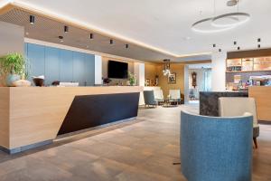 eine Bürolobby mit Empfangstresen und Stühlen in der Unterkunft Hotel Murrer relaxe.nature.gusto in Sarntal