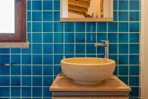 a bathroom with a bowl sink on a wooden table at Stazzo Jana in Trinità d'Agultu e Vignola +12 photos