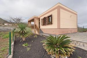 a house with two palm trees in front of it at Casa Girdana in Valverde