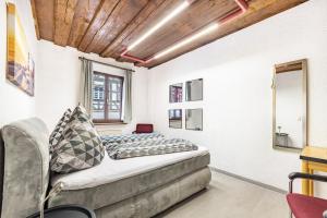 a bedroom with a bed and a couch at Ferienwohnung Marktblick in Pottenstein