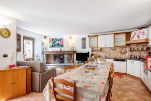 a kitchen and living room with a table and chairs at Appartamento nel borgo di Chatillon in Châtillon