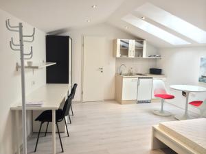 eine Küche und ein Wohnzimmer mit einem Tisch und Stühlen in der Unterkunft Apartments Šik 2 in Koper