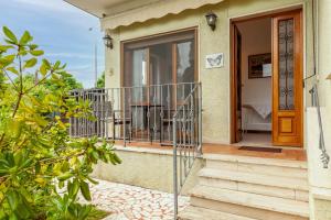 a house with a balcony and a wooden door at Casa Umbé in Pietrasanta