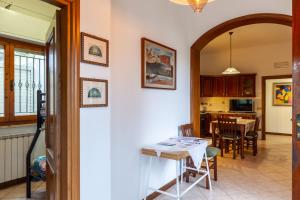 a kitchen and living room with a table and chairs at Casa Umbé in Pietrasanta
