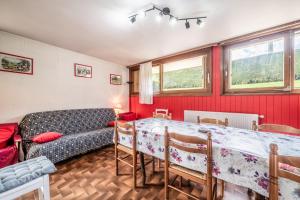 a living room with a table and a couch at Appartement en residence in Morzine