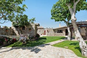 a view of the house from the garden at Loft Abanderao Piscina y Jacuzzi in Conil de la Frontera