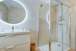a bathroom with a shower and a sink at Le Banc des Hermelles in Saint-Benoît-des-Ondes +27 photos