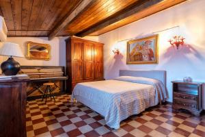 a bedroom with a bed and a dresser and a desk at Il Conte e La Contessa in Sennori