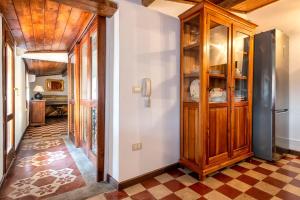 a hallway of a home with wooden ceilings at Il Conte e La Contessa in Sennori
