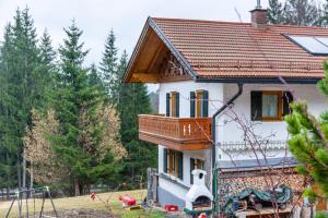 a house with a balcony on the side of it at Ferienwohnung Kraus Eibsee in Grainau