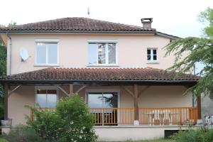 a house with a porch and a deck at Gite Chez Jeanne in Pern
