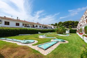an image of a backyard with two slides at Los Arcos in Alcossebre