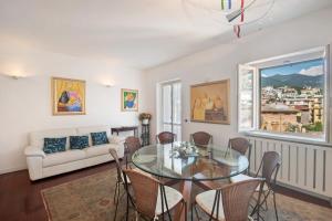 a living room with a glass table and chairs at Appartamento Gabbiano in Rapallo