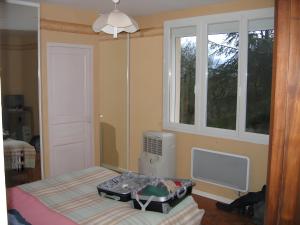 a small room with a bed and a window at Gite Chez Jeanne in Pern