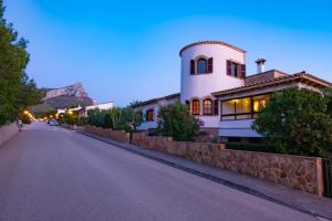 a house on the side of a road at Sa vinya in Colonia de Sant Pere