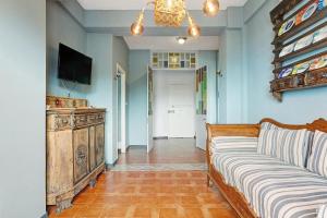 a living room with a couch and a flat screen tv at 5 Terre - Lerici - Aless View in Lerici