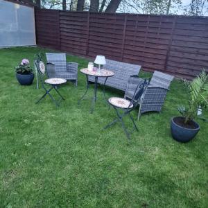 a group of chairs and a table in a yard at Fränkisch wohnen bei Mela in Litzendorf