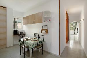 a dining room with a table and chairs and a kitchen at Apartamento Danoe 1 in Mogán