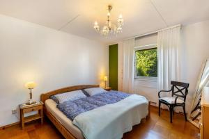 a bedroom with a bed and a chandelier at Ferienwohnung Oberamsel in Marburg an der Lahn