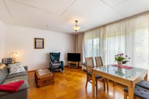 a living room with a table and a couch at Ferienwohnung Oberamsel in Marburg an der Lahn