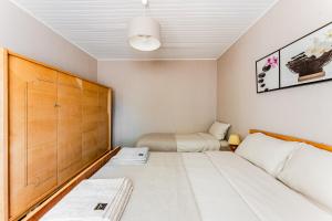 a small room with two beds and a closet at Maison 3 étoiles, 300m de l’Océan in Biscarrosse