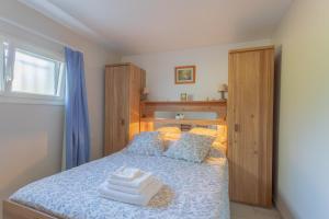 a bedroom with a bed with towels on it at T3 Aramits Pyrénées Béarnaises in Aramits