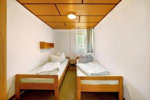 a room with two beds and a window at Bungalow 17 - Kimbucht in Reichendorf