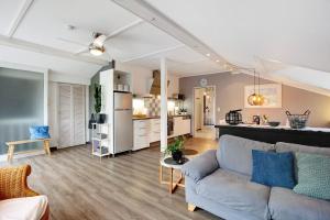 a living room with a couch and a kitchen at Ferienwohnung Pöttner in Germete