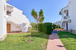 a palm tree in a yard next to a building at Vakantiewoning Torrox Park 300 in Torrox