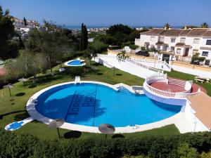 an overhead view of a large swimming pool in a yard at Vakantiewoning Torrox Park 300 in Torrox
