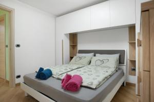 a bedroom with a bed with two pillows on it at Casa Picchio in Rabbi