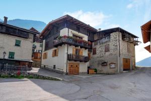 a large building with a balcony on the side of it at Casa Picchio in Rabbi
