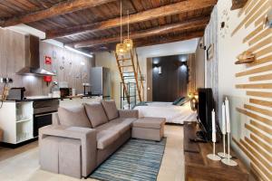 ein Wohnzimmer mit Sofa und eine Küche in der Unterkunft Recanto Do Pinhal E Mar in Carriço