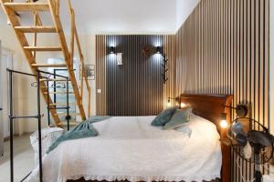 ein Schlafzimmer mit einem Bett mit einer Holzleiter in der Unterkunft Recanto Do Pinhal E Mar in Carriço + 31 Fotos