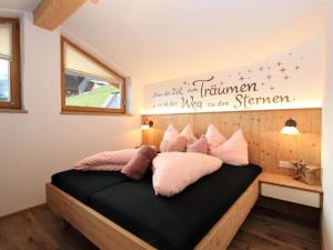 a bedroom with a bed with pink pillows on it at Apartment Melissa in Zellberg