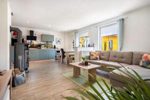 a living room with a couch and a kitchen at Ferienhaus Hedrich in Gülzow