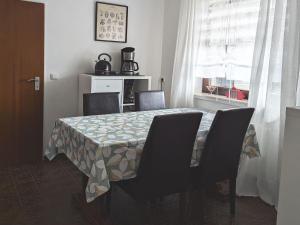 a dining room table with chairs and a table cloth at Ferienwohnung Buedinger Weg in Gründau