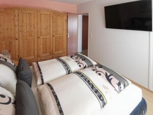 a living room with a couch and a flat screen tv at Ferienwohnung Buedinger Weg in Gründau +5 photos
