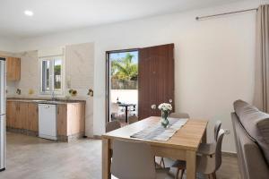 a kitchen and dining room with a table and chairs at Villa Montenmedio - Paula in El Soto