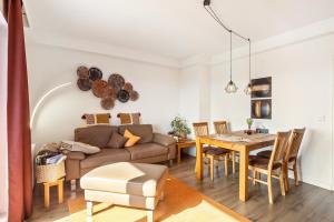 a living room with a couch and a table at Fewo Auszeit zum Anspel in Medebach