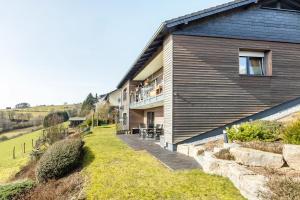 a house with a balcony on the side of it at Fewo Auszeit zum Anspel in Medebach
